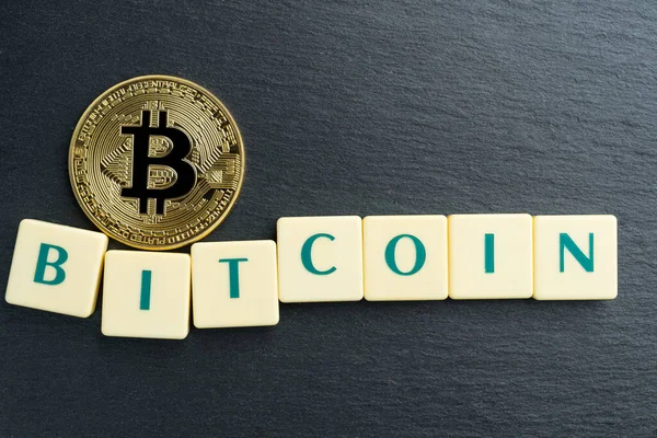 Bitcoin Física Moneda Oro Con Texto Hecho Azulejos Letras Criptomoneda —  Fotos de Stock
