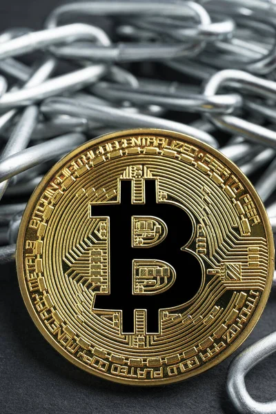 Physische Bitcoin Goldmünze Auf Einer Gewundenen Glänzenden Metallkette Auf Dunklem — Stockfoto