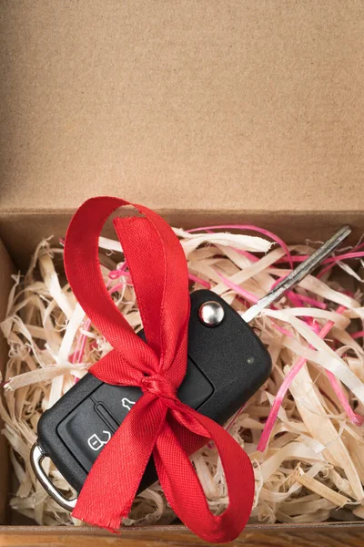 Klíč Auta Papírové Krabici Červenou Mašlí Slaměnou Výplní Přírodním Dřevěném — Stock fotografie