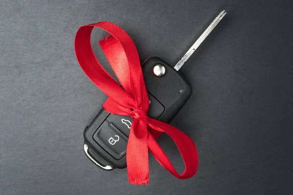 Klíč Auta Červenou Mašlí Tmavém Černém Břidlicovém Pozadí Vánoce Nebo — Stock fotografie