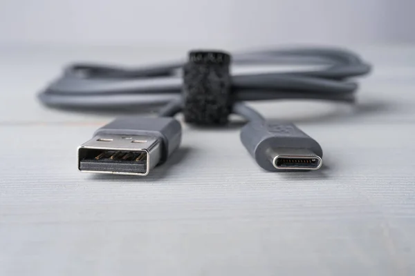 Conector Usb Tipo Con Cable Gris Sobre Fondo Madera Primer —  Fotos de Stock