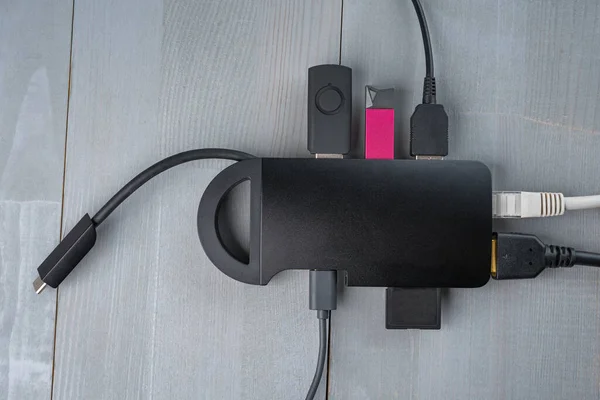 Adaptador Usb Tipo Cubo Con Varios Accesorios Conectados Pendrives Hdmi —  Fotos de Stock