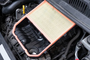 Motor bölmesinde yeni filtre ile hava kutusunu aç. Tamirat ya da araç bakım konsepti.