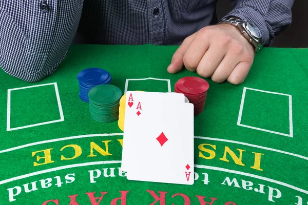 Fichas Casino Cartões Mesa Verde Dois Ases Homem Negócios Elegante — Fotografia de Stock