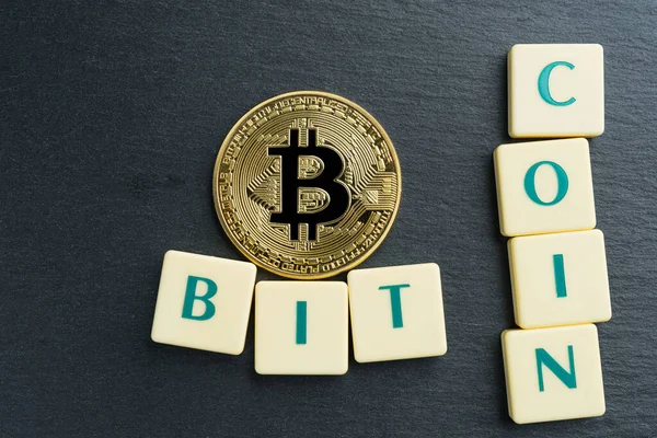 Physische Bitcoin Goldmünze Mit Text Aus Buchstaben Kacheln Kryptowährung — Stockfoto