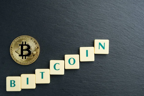Physische Bitcoin Goldmünze Mit Text Aus Buchstaben Kacheln Kryptowährungswachstum Oder — Stockfoto