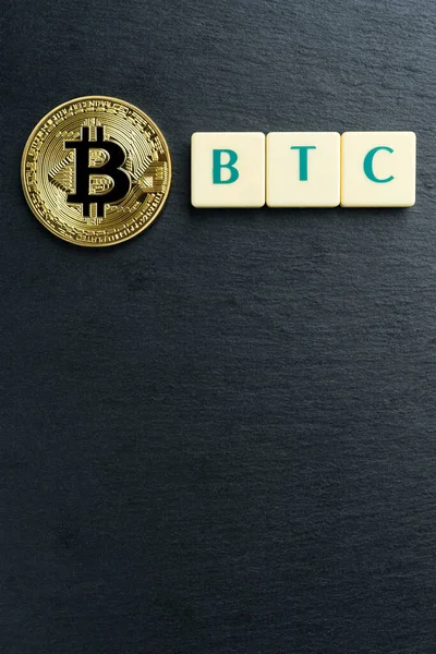 Physische Bitcoin Goldmünze Mit Text Aus Buchstaben Kacheln Kryptowährung Kopieren — Stockfoto