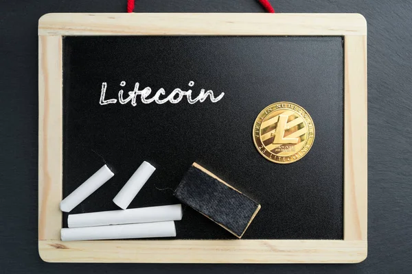 Moneda Oro Litecoin Física Una Pizarra Con Texto Tiza Criptomoneda — Foto de Stock