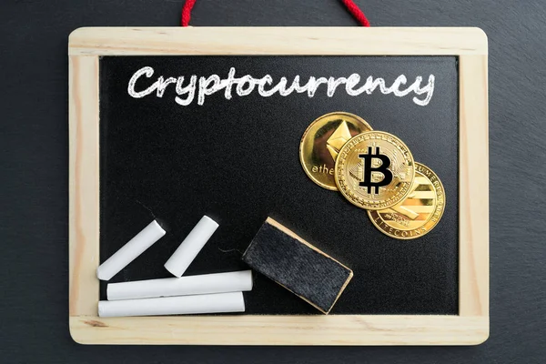 Bitcoin Física Litecoin Ethereum Monedas Oro Una Pizarra Con Texto — Foto de Stock