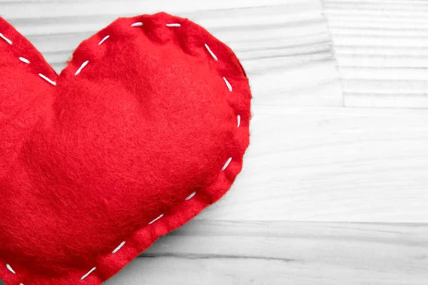 Красное Сердце Ненасыщенном Натуральном Деревянном Столе День Святого Валентина Пространство — стоковое фото