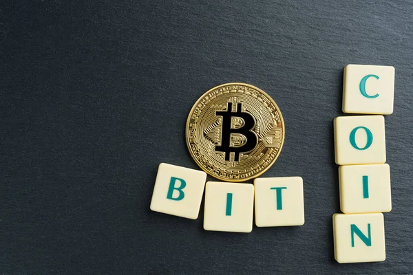 Physische Bitcoin Goldmünze Mit Text Aus Buchstaben Kacheln Kryptowährung Kopierraum — Stockfoto
