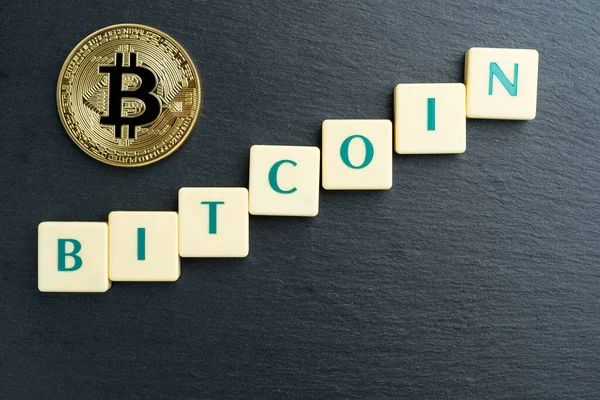 Bitcoin Física Moneda Oro Con Texto Hecho Azulejos Letras Criptomoneda — Foto de Stock