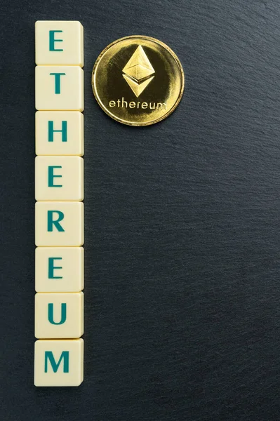 Fizyczna Złota Moneta Ethereum Tekstem Wykonanym Płytek Listowych Kryptowaluta Orientacja — Zdjęcie stockowe