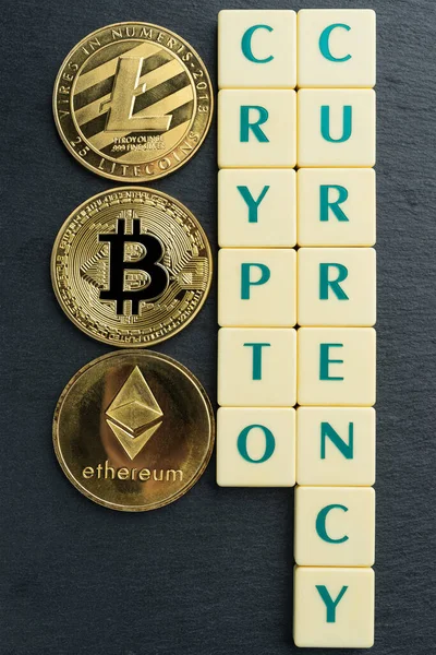 Physische Bitcoin Litecoin Und Ethereum Goldmünzen Mit Text Aus Buchstaben — Stockfoto