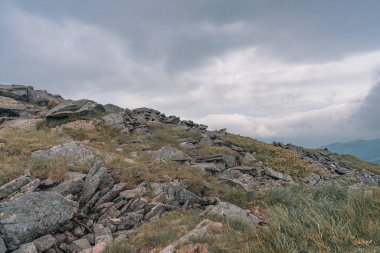 Polonya, Bieszczady 'deki bir dağda kaya oluşumları.