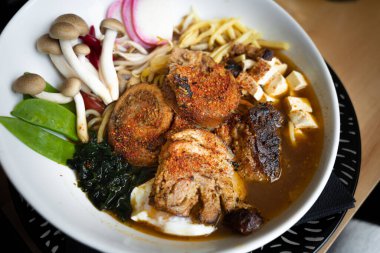 Domuz eti, yumurta, yosun, erişte ve mantarlı nefis chashu ramen.