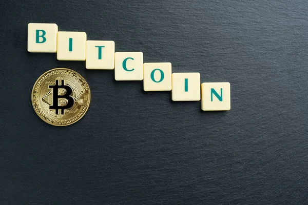 Bitcoin Física Moneda Oro Con Texto Hecho Azulejos Letras Criptomoneda — Foto de Stock