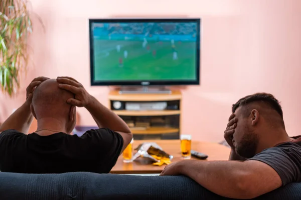 Ojciec Syn Oglądają Football Albo Piłkę Nożną Telewizji Smutek Porażce Zdjęcia Stockowe bez tantiem