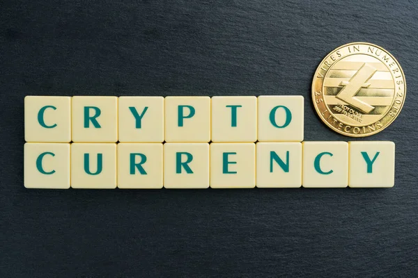 Physische Litecoin Goldmünze Mit Text Aus Buchstaben Kacheln Kryptowährung — Stockfoto