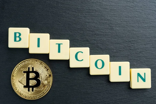 Bitcoin Física Moneda Oro Con Texto Hecho Azulejos Letras Criptomoneda — Foto de Stock