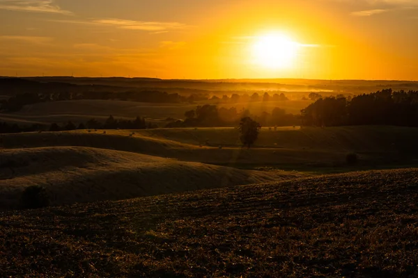 Puesta Sol Sobre Campos Rurales Con Luz Dorada Atardecer Campo Imágenes De Stock Sin Royalties Gratis