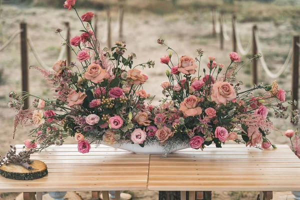 Růžové Květinové Aranžmá Dřevěném Stole Pro Svatbu Stock Snímky