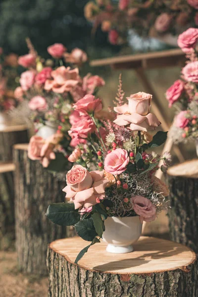 Růžové Květinové Aranžmá Klády Svatbu Svislá Orientace Stock Fotografie