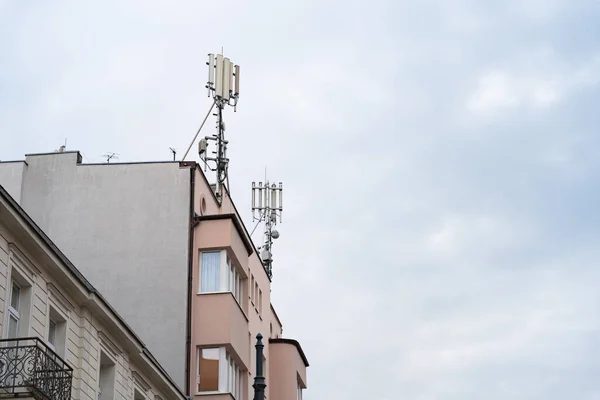 Smart Cellular Network Antennas Residential Building Large Copy Space — Stock Photo, Image