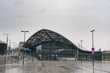 Lodz, Polonya - 27 Eylül 2020: Lodz Fabryczna tren istasyonu - Polonya 'nın Lodz kentindeki en büyük ve en modern tren istasyonu
