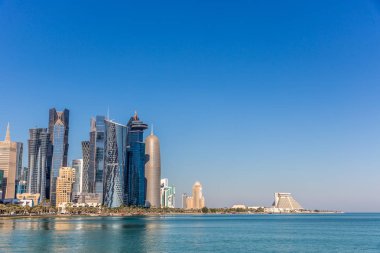 Doha, Katar - Jan 8 2018: Doha, Katar West Bay şehir manzarası güzel mavi gökyüzü gün kış - 8 Ocak 2018. West Bay, Doha en önemli bölgelerinden biri kabul edilir