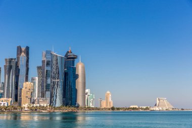 Doha, Katar - Jan 8 2018: Doha, Katar West Bay şehir manzarası güzel mavi gökyüzü gün kış - 8 Ocak 2018. West Bay, Doha en önemli bölgelerinden biri kabul edilir