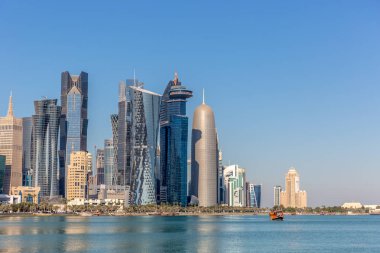 Doha, Katar - Jan 8 2018: Doha, Katar West Bay şehir manzarası güzel mavi gökyüzü gün kış - 8 Ocak 2018. West Bay, Doha en önemli bölgelerinden biri kabul edilir