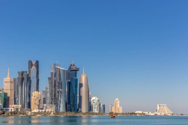Doha, Katar - Jan 8 2018: Doha, Katar West Bay şehir manzarası güzel mavi gökyüzü gün kış - 8 Ocak 2018. West Bay, Doha en önemli bölgelerinden biri kabul edilir