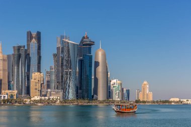Doha, Katar - Jan 8 2018: Doha, Katar West Bay şehir manzarası güzel mavi gökyüzü gün kış - 8 Ocak 2018. West Bay, Doha en önemli bölgelerinden biri kabul edilir