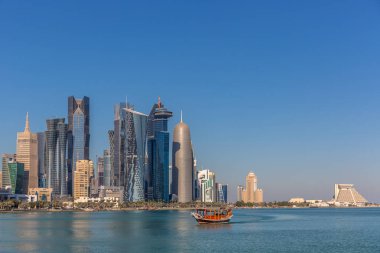 Doha, Katar - Jan 8 2018: Doha, Katar West Bay şehir manzarası güzel mavi gökyüzü gün kış - 8 Ocak 2018. West Bay, Doha en önemli bölgelerinden biri kabul edilir
