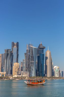 Doha, Katar - Jan 8 2018: Doha, Katar West Bay şehir manzarası güzel mavi gökyüzü gün kış - 8 Ocak 2018. West Bay, Doha en önemli bölgelerinden biri kabul edilir