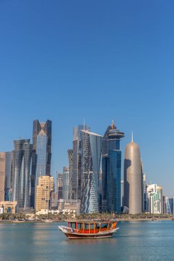 Doha, Katar - Jan 8 2018: Doha, Katar West Bay şehir manzarası güzel mavi gökyüzü gün kış - 8 Ocak 2018. West Bay, Doha en önemli bölgelerinden biri kabul edilir