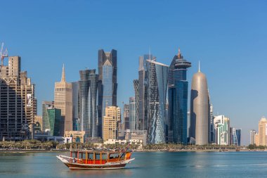 Doha, Katar - Jan 8 2018: West Bay şehir manzarası ile bir güzel mavi gökyüzü gün kış - 8 Ocak 2018 yerel bir botla Doha, Katar. West Bay, Doha en önemli bölgelerinden biri kabul edilir