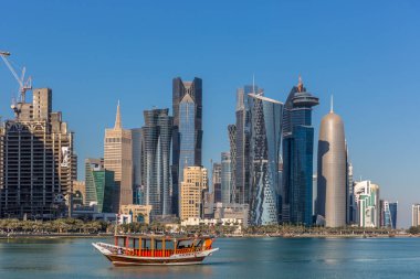 Doha, Katar - Jan 8 2018: West Bay şehir manzarası ile bir güzel mavi gökyüzü gün kış - 8 Ocak 2018 yerel bir botla Doha, Katar. West Bay, Doha en önemli bölgelerinden biri kabul edilir
