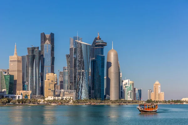 Doha カタールの美しい青い空の日冬 2018 日にドーハ カタール 2018 西湾都市スカイライン 西湾はドーハの最も著名な地区の つとして考慮されます — ストック写真