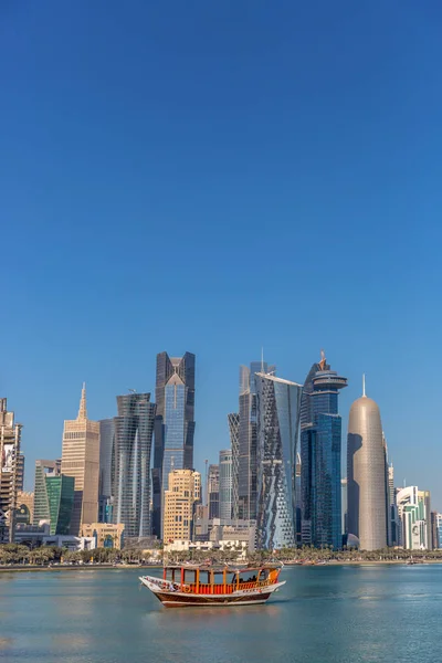 Doha, Katar - Jan 8 2018: West Bay şehir manzarası ile bir güzel mavi gökyüzü gün kış - 8 Ocak 2018 yerel bir botla Doha, Katar. West Bay, Doha en önemli bölgelerinden biri kabul edilir