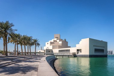 Doha, Katar - Jan 9 2018 - modern mimari İslami Sanatlar Müzesi (Mia) mavi gökyüzü gün, kış döneminde Doha, Qatar.