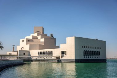 Doha, Katar - Jan 9 2018 - modern mimari İslami Sanatlar Müzesi (Mia) mavi gökyüzü gün, kış döneminde Doha, Qatar.