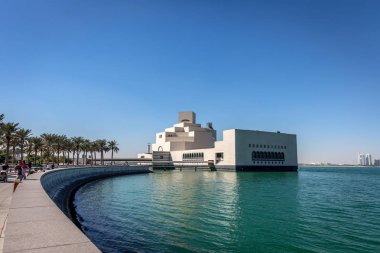 Doha, Katar - Jan 9 2018 - modern mimari İslami Sanatlar Müzesi (Mia) mavi gökyüzü gün, kış döneminde Doha, Qatar.