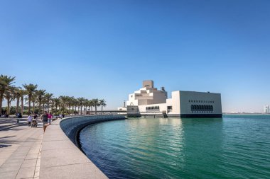 Doha, Katar - Jan 9 2018 - modern mimari İslami Sanatlar Müzesi (Mia) mavi gökyüzü gün, kış döneminde Doha, Qatar.