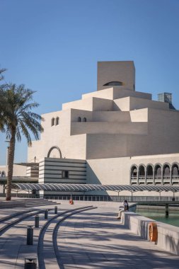 Doha, Katar - Jan 9 2018 - modern mimari İslami Sanatlar Müzesi (Mia) mavi gökyüzü gün, kış döneminde Doha, Qatar.