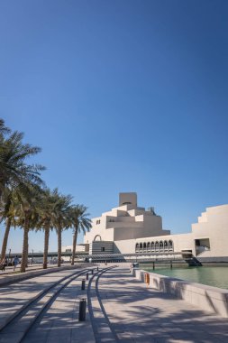 Doha, Katar - Jan 9 2018 - modern mimari İslami Sanatlar Müzesi (Mia) mavi gökyüzü gün, kış döneminde Doha, Qatar.