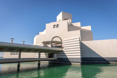 Doha, Katar - Jan 9 2018 - modern mimari İslami Sanatlar Müzesi (Mia) mavi gökyüzü gün, kış döneminde Doha, Qatar.