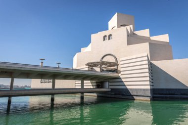 Doha, Katar - Jan 9 2018 - modern mimari İslami Sanatlar Müzesi (Mia) mavi gökyüzü gün, kış döneminde Doha, Qatar.