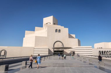 Doha, Katar - Jan 9 2018 - yerel ve güzel mavi gökyüzü gün modern mimari İslam Sanat Müzesi (Mia), Doha, Katar kış vaktinizi turist.